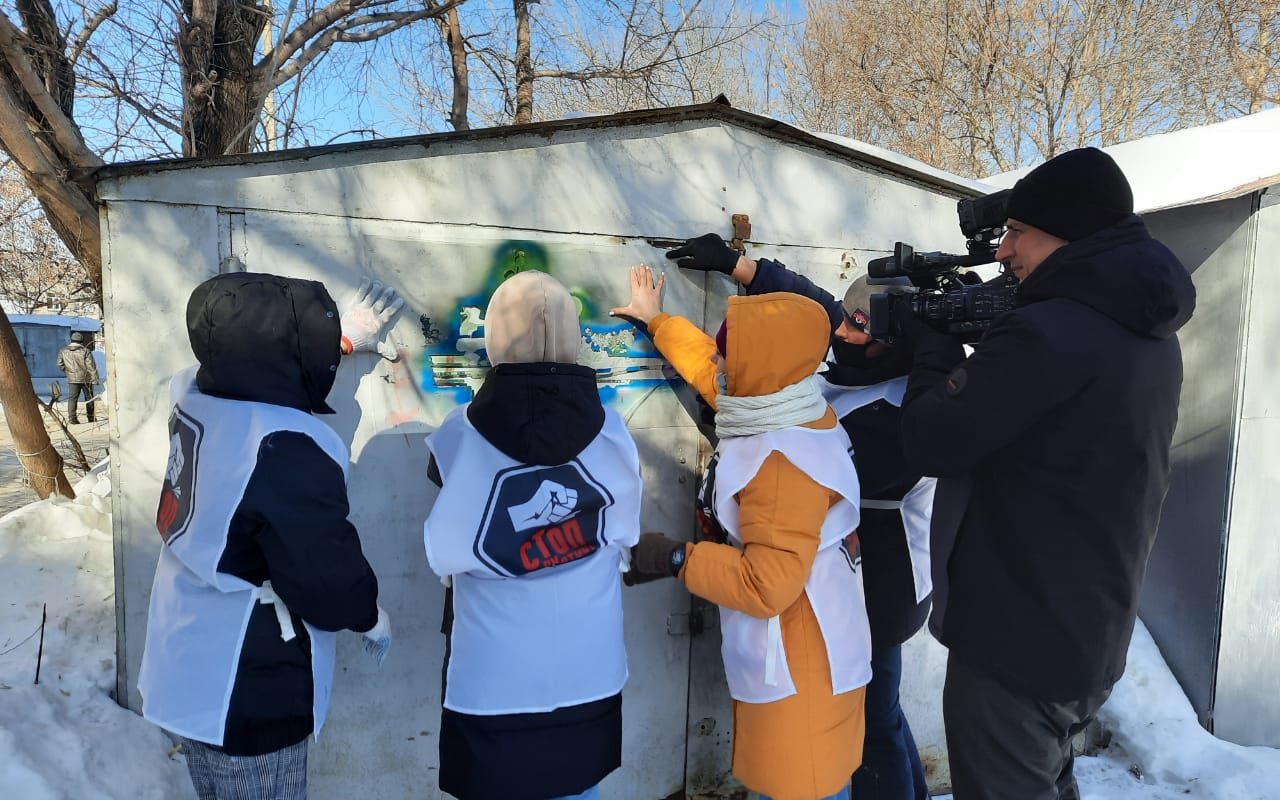 Алтайские волонтёры провели антинаркотическую акцию «Пойдём закрасим»