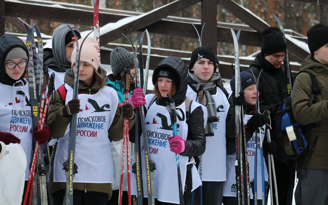 Барнаульские бойцы поисковых отрядов встали на лыжи в память о подвиге 28-й отдельной лыжной бригады