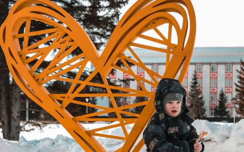 В честь годовщины Общероссийской акции взаимопомощи #МыВместе в Барнауле установили арт-объект