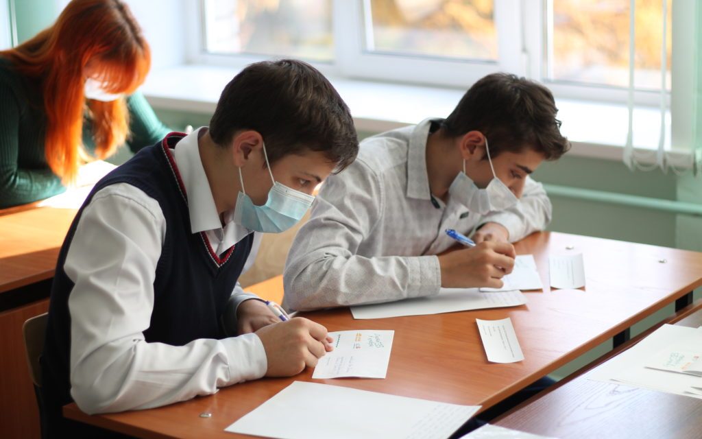 «Счастье в конверте»: алтайские школьники и студенты пишут письма пожилым людям