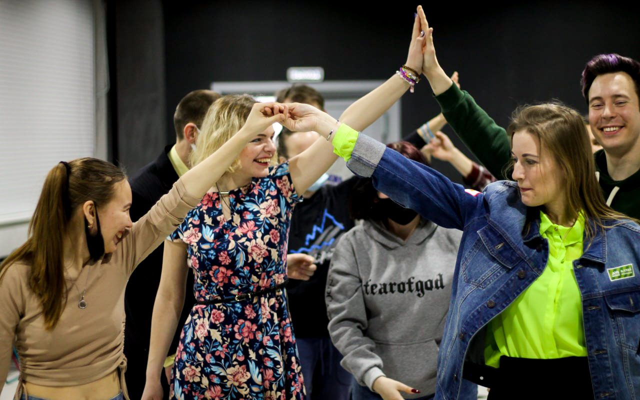 Волонтёры Дружбы провели мастер-класс по играм и танцам народов России