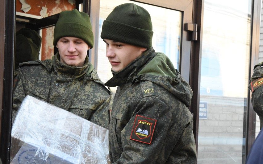 Курсанты военного учебного центра АлтГТУ отгрузили около 30 тонн посылок для российских военнослужащих