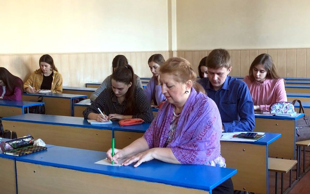 Алтайские студенты присоединились ко всероссийской акции «Vесточка из дома – с Zаботой о солдате»