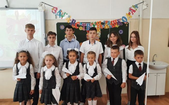 «Самолётик будущего» и поднятие Государственного флага Российской Федерации на школьных линейках