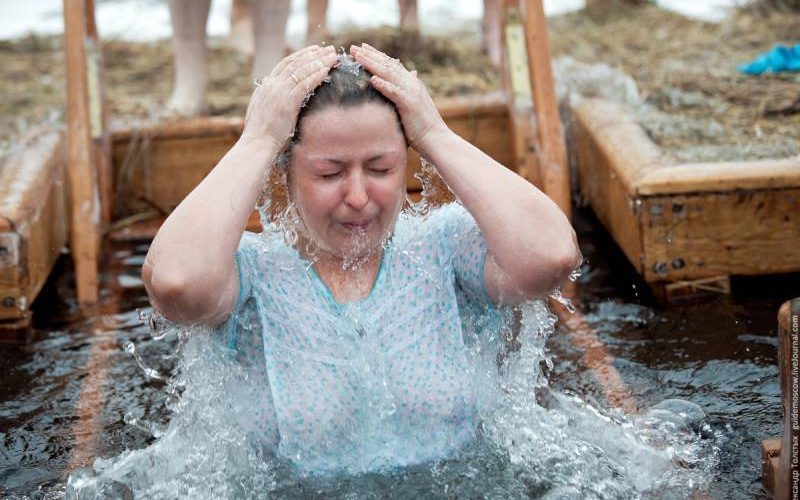 «Искупаться в проруби - это святое!». Как молодёжь Алтайского края отметит Крещение