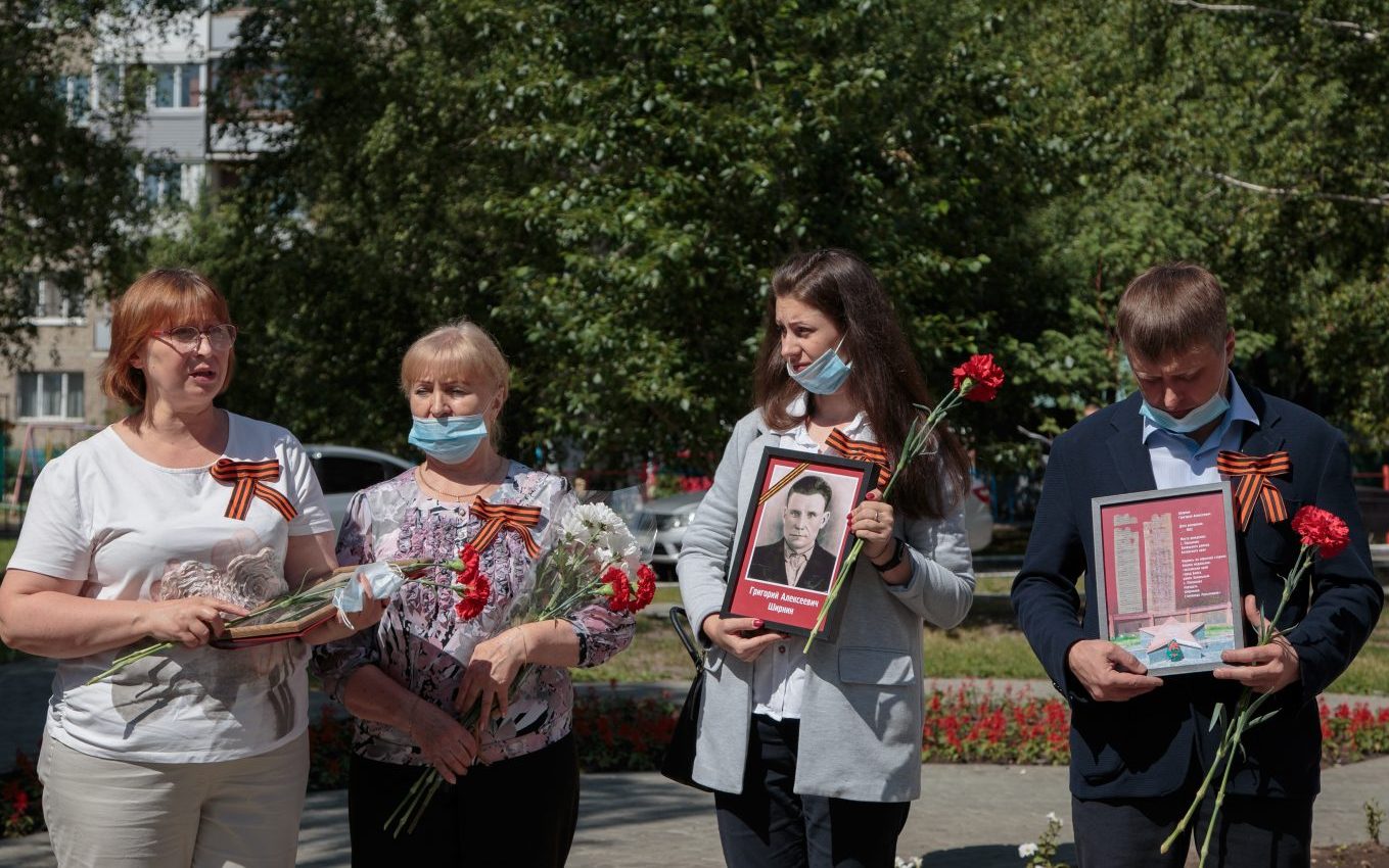 Поисковики передали бланк медальона родным красноармейца, считавшегося пропавшим без вести в годы Великой Отечественной войны